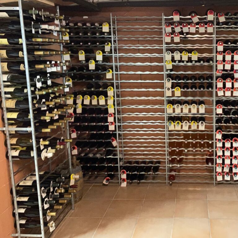 LES metalen wijnrek in wijnkelder met flessen