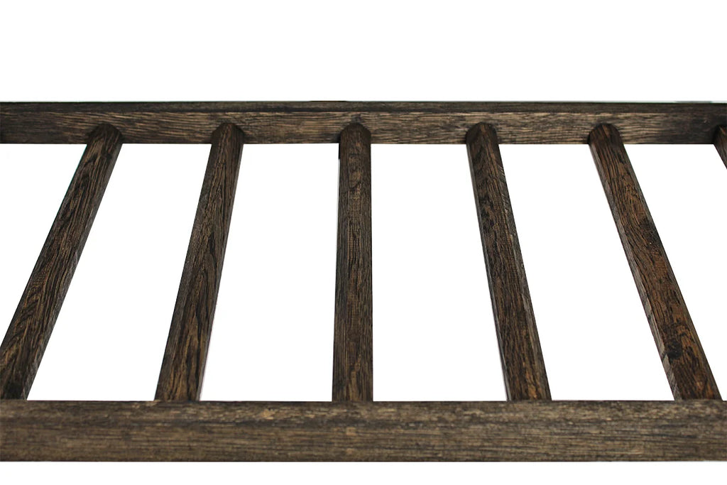 MIA donker eikenhouten wijnrek - detail schuine leggers